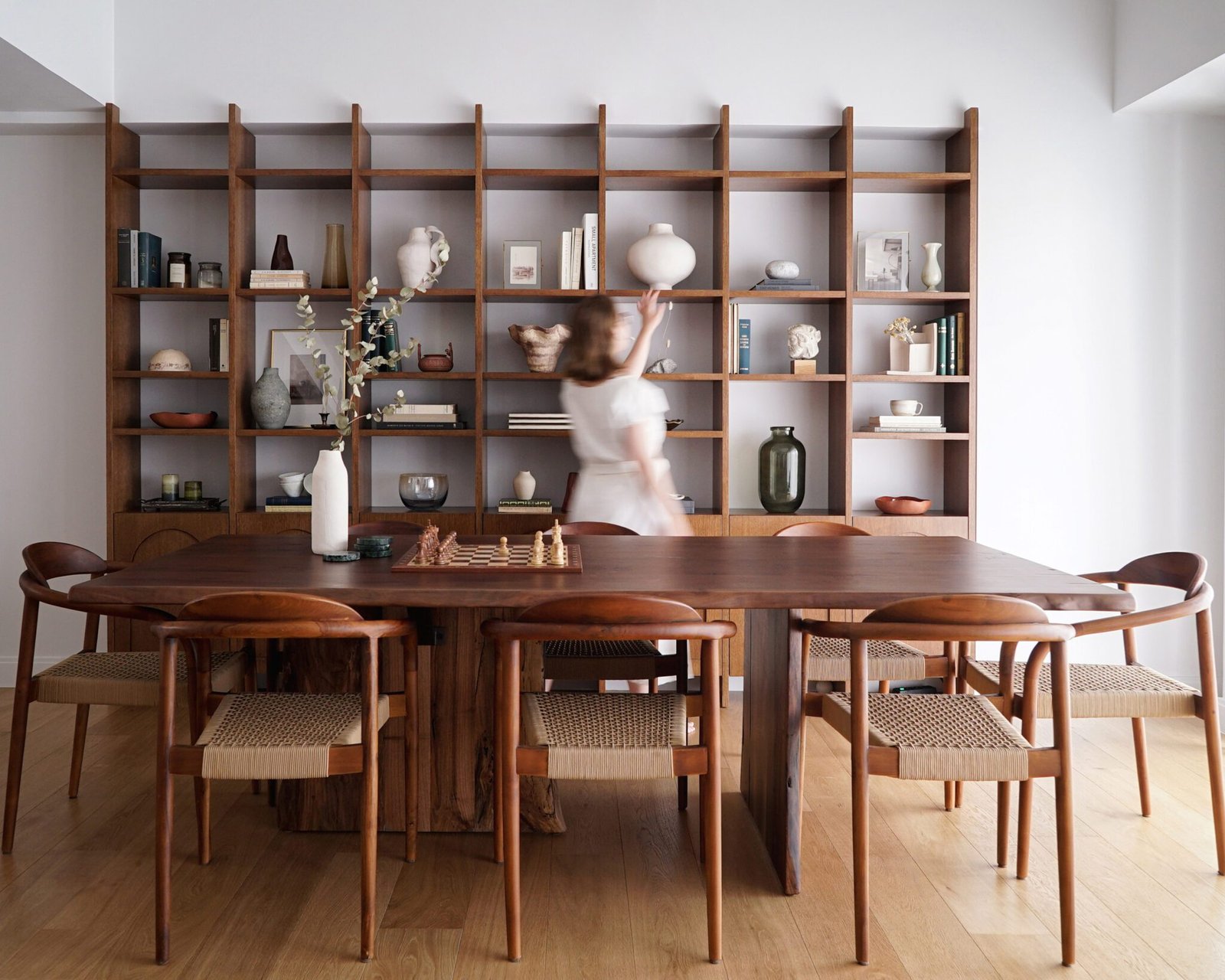 Minimal wooden bookshelf with natural finish and sculptural form – architecture studio Maneo, Object Series