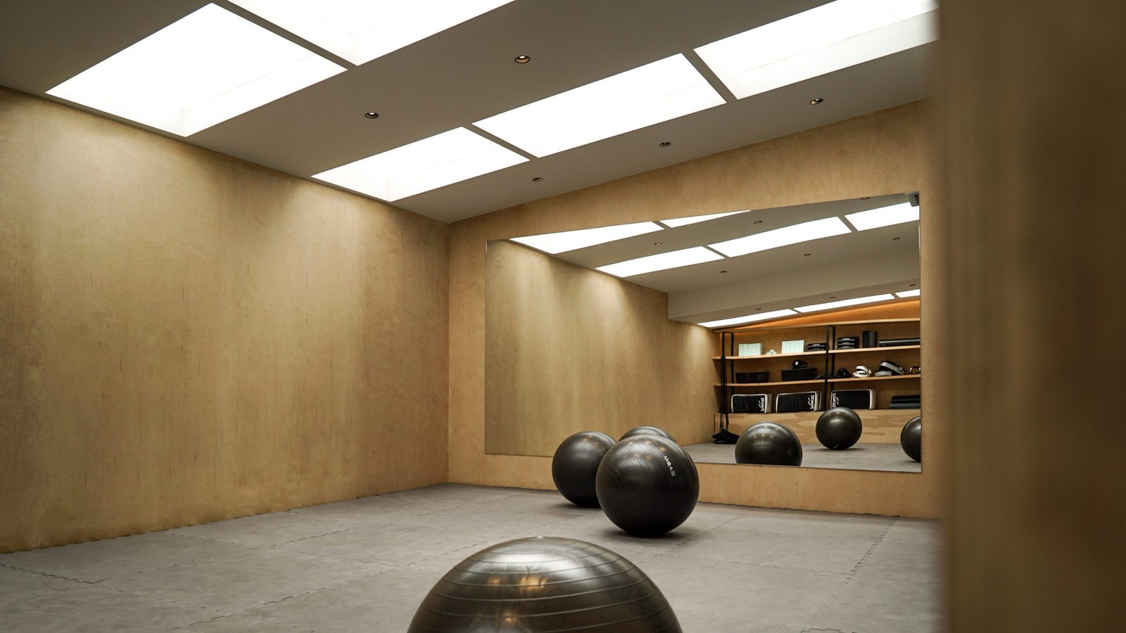 minimal gym space - architecture studio Maneo
