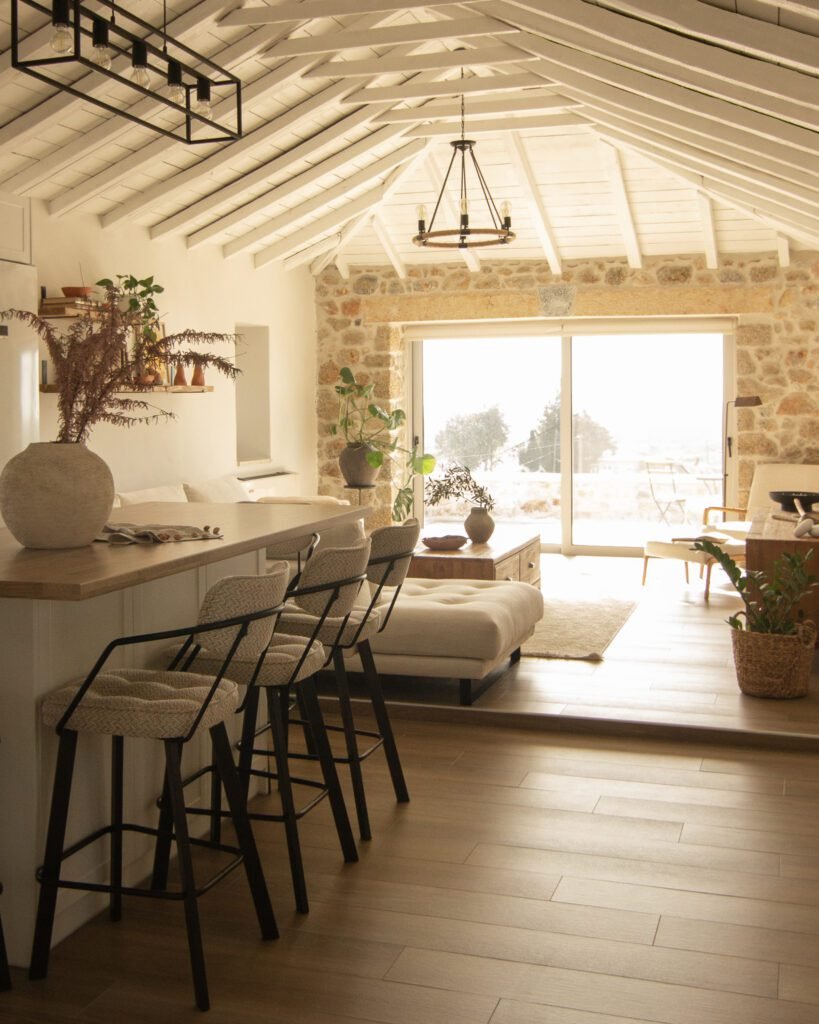Warm open-plan living and kitchen area with natural materials – architecture studio Maneo, T House