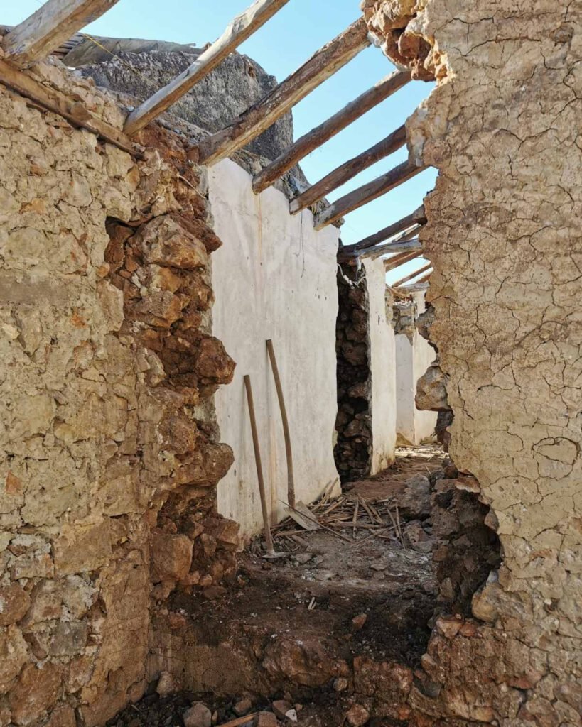 Residential,Expansion,New built Renovation,Interior Architecture,Architecture,Renovation Interior Architecture,Stone,wood,cottage,country style,πέτρα,λιθοδομή,ξύλο,ανακαίνιση,αποκατάσταση,πετρόχτιστο,παραδοσιακή αρχιτεκτονική,μοντέρνα κατοικία,Λακωνία,Skala Lakonia,ενιαία κατοικία,διπλός όγκος,σύνθεση Τ,country ύφος,φυσικά υλικά,ανακαίνιση κατοικίας,διαχρονικός σχεδιασμός,ξύλινη στέγη,επαναχρησιμοποίηση υλικών,λειτουργική οργάνωση,σχεδιασμός κατοικίας,προσανατολισμός κτιρίου,καθιστικό με island,συνδυασμός παλιού και νέου,πέτρινη κατασκευή,παραδοσιακά υλικά,interior design,stone house,vintage πλακάκια,κουζίνα με τουβλάκια,εμφανή ξύλα,ανακαίνιση με σεβασμό,T-HOUSE,House