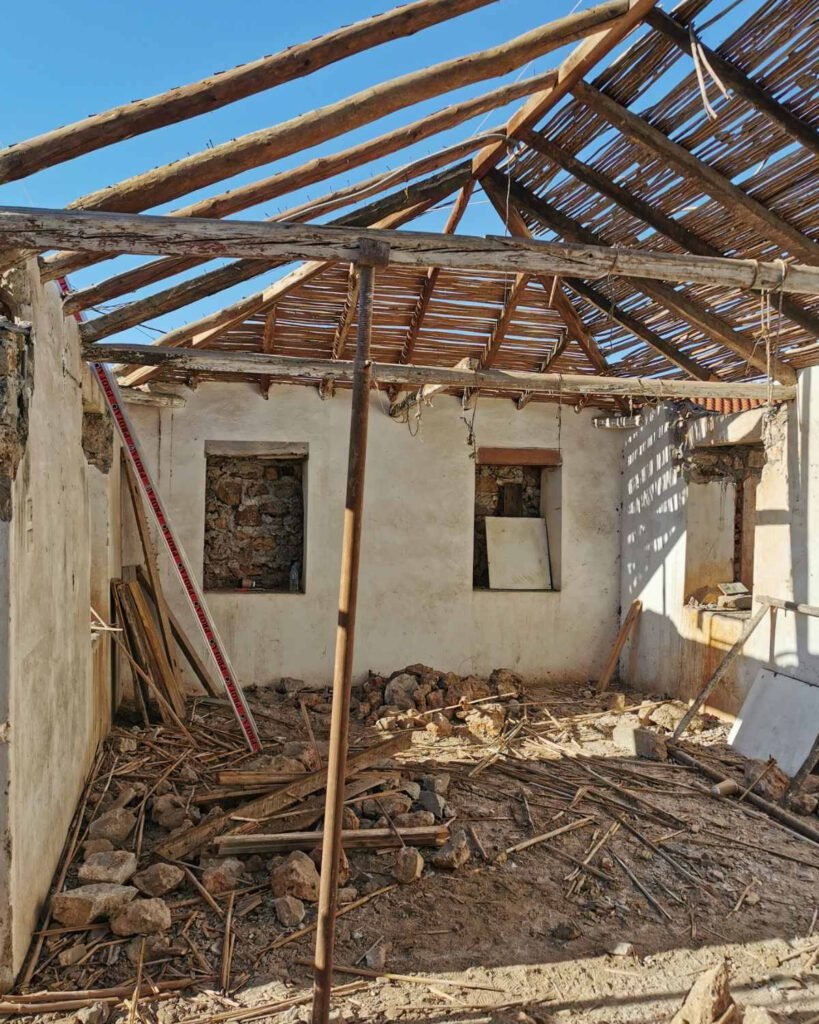 Residential,Expansion,New built Renovation,Interior Architecture,Architecture,Renovation Interior Architecture,Stone,wood,cottage,country style,πέτρα,λιθοδομή,ξύλο,ανακαίνιση,αποκατάσταση,πετρόχτιστο,παραδοσιακή αρχιτεκτονική,μοντέρνα κατοικία,Λακωνία,Skala Lakonia,ενιαία κατοικία,διπλός όγκος,σύνθεση Τ,country ύφος,φυσικά υλικά,ανακαίνιση κατοικίας,διαχρονικός σχεδιασμός,ξύλινη στέγη,επαναχρησιμοποίηση υλικών,λειτουργική οργάνωση,σχεδιασμός κατοικίας,προσανατολισμός κτιρίου,καθιστικό με island,συνδυασμός παλιού και νέου,πέτρινη κατασκευή,παραδοσιακά υλικά,interior design,stone house,vintage πλακάκια,κουζίνα με τουβλάκια,εμφανή ξύλα,ανακαίνιση με σεβασμό,T-HOUSE,House