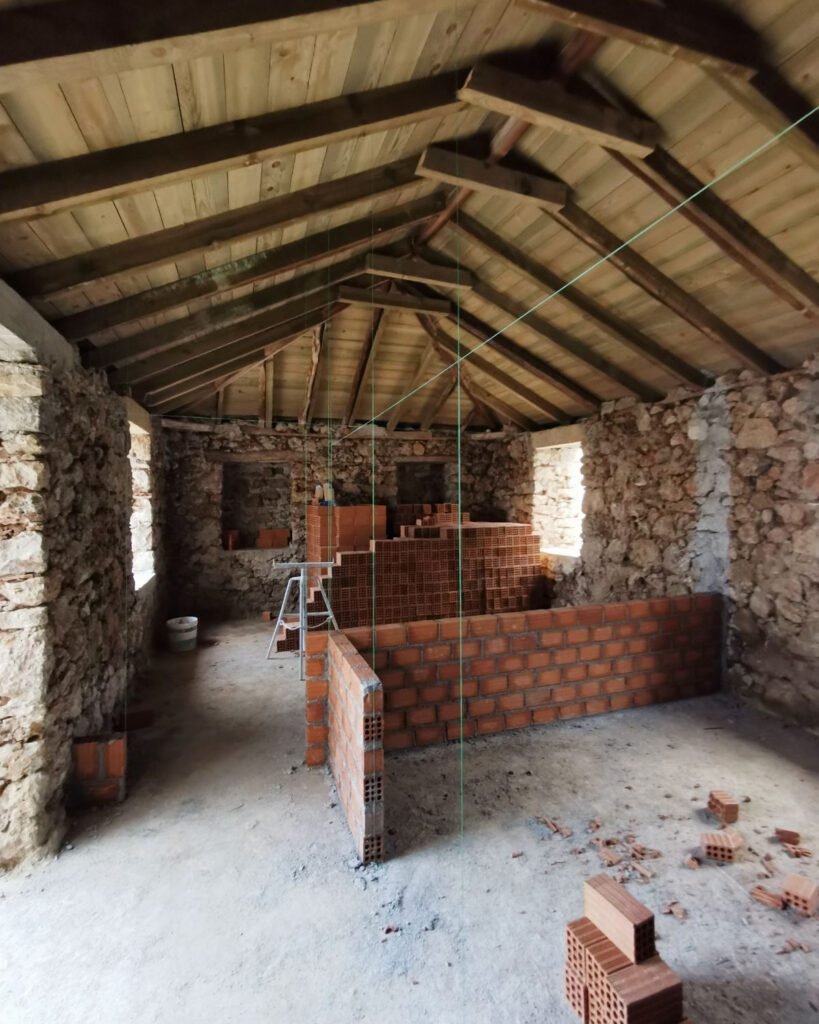 Residential,Expansion,New built Renovation,Interior Architecture,Architecture,Renovation Interior Architecture,Stone,wood,cottage,country style,πέτρα,λιθοδομή,ξύλο,ανακαίνιση,αποκατάσταση,πετρόχτιστο,παραδοσιακή αρχιτεκτονική,μοντέρνα κατοικία,Λακωνία,Skala Lakonia,ενιαία κατοικία,διπλός όγκος,σύνθεση Τ,country ύφος,φυσικά υλικά,ανακαίνιση κατοικίας,διαχρονικός σχεδιασμός,ξύλινη στέγη,επαναχρησιμοποίηση υλικών,λειτουργική οργάνωση,σχεδιασμός κατοικίας,προσανατολισμός κτιρίου,καθιστικό με island,συνδυασμός παλιού και νέου,πέτρινη κατασκευή,παραδοσιακά υλικά,interior design,stone house,vintage πλακάκια,κουζίνα με τουβλάκια,εμφανή ξύλα,ανακαίνιση με σεβασμό,T-HOUSE,House