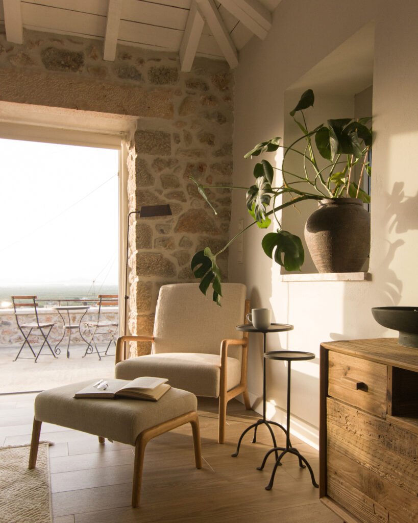 Modern rustic design with vaulted white ceiling and stone accents – architecture studio Maneo, T House