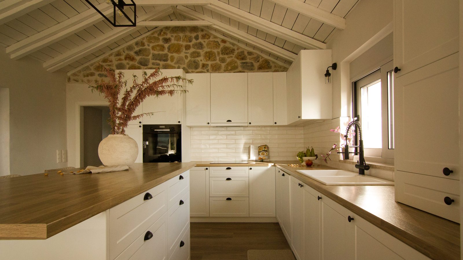 Natural wood kitchen with open shelves and stone backsplash – architecture studio Maneo, T House