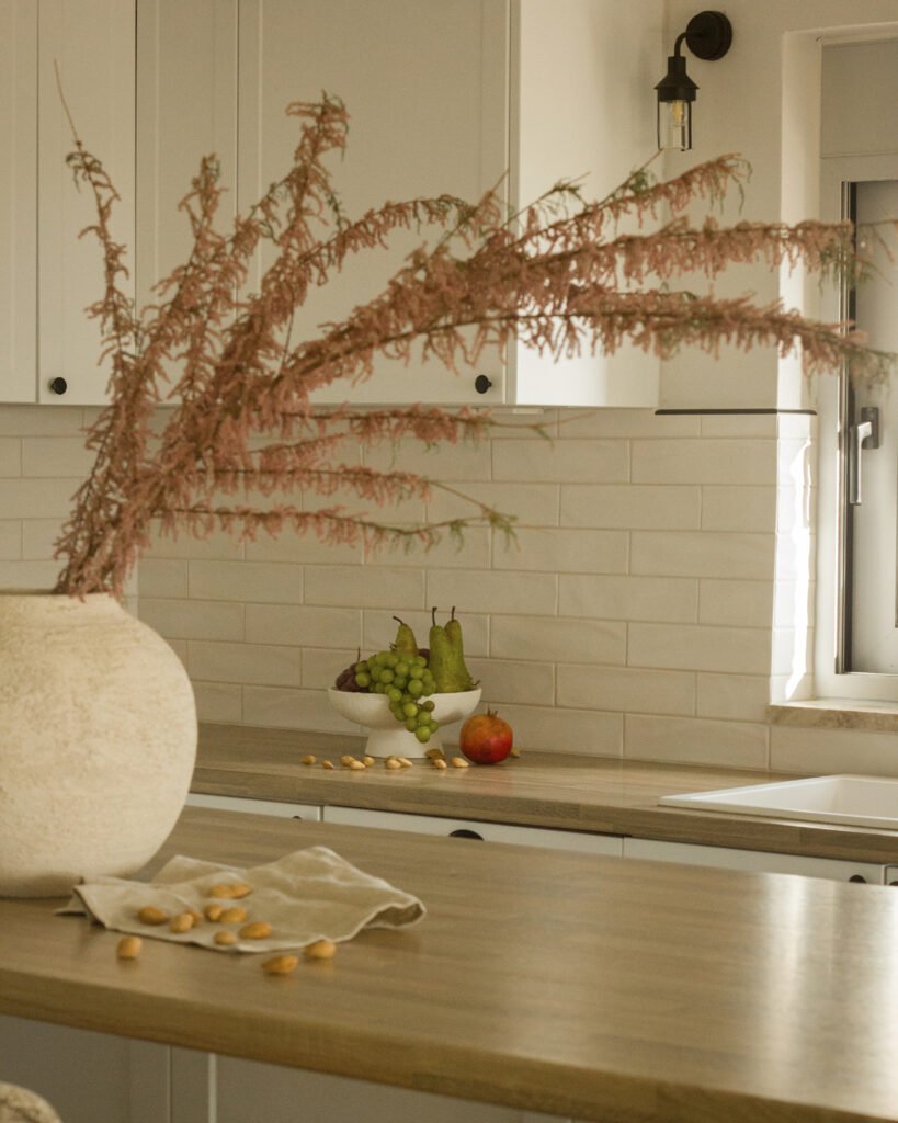 Minimalist kitchen with soft neutral cabinetry and oak accents – architecture studio Maneo, T House