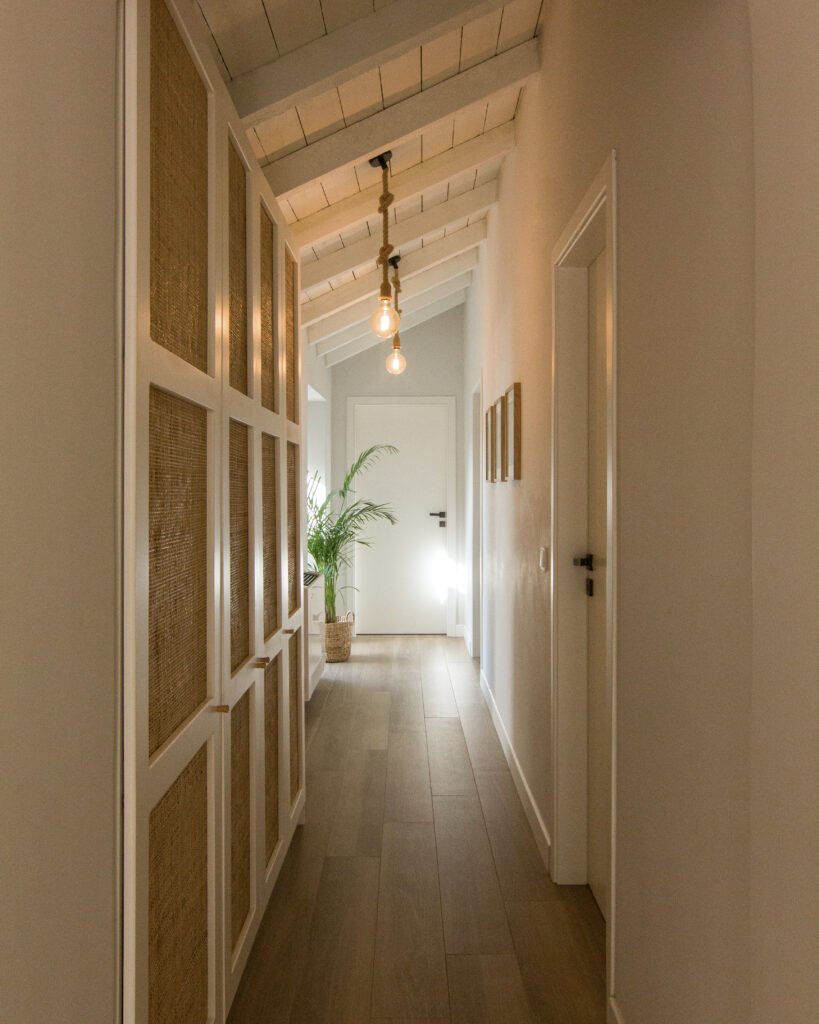 Natural entry hall with neutral textures and soft lighting – architecture studio Maneo, T House