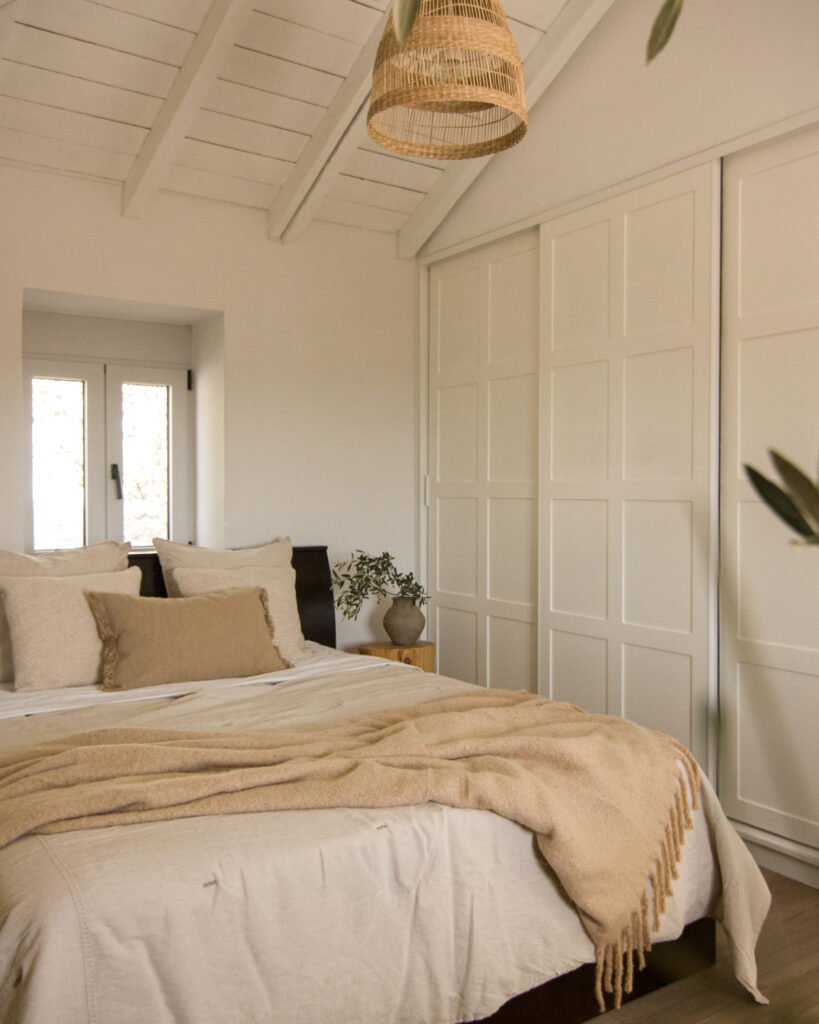 Tranquil bedroom with light wood furniture and textured linens – architecture studio Maneo, T House