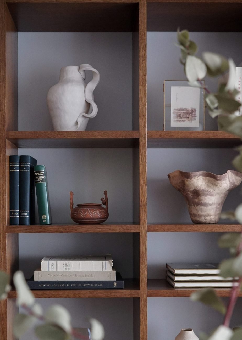 Built-in wooden bookcase with asymmetrical layout and organic lines – architecture studio Maneo, Object Series